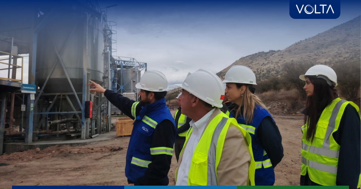 Alcalde de Tiltil y equipo técnico observan tratamiento de residuos industriales