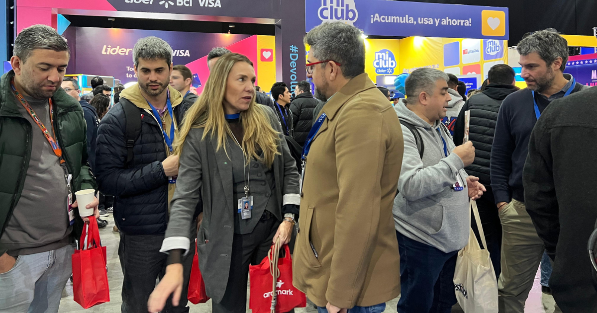 Colaboradores y gerentes conociendo iniciativas de gestión de residuos en el Holiday Meeting