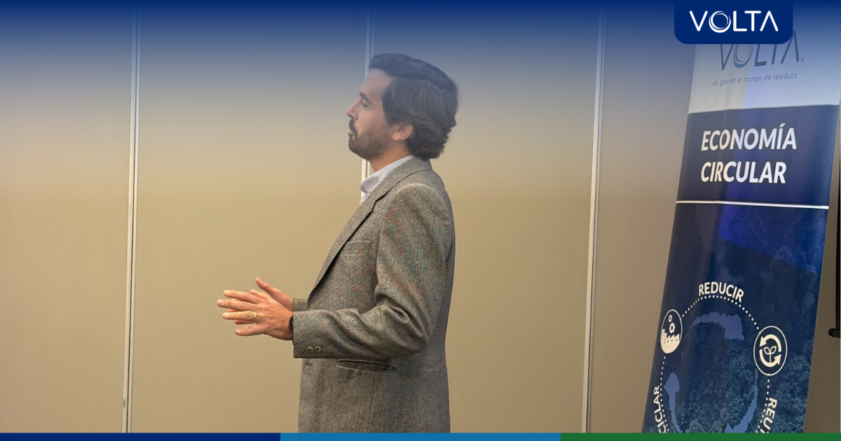Gerente general VOLTA presentando los avances en gestión integral de residuos durante la Jornada Camino al Zero Waste.
