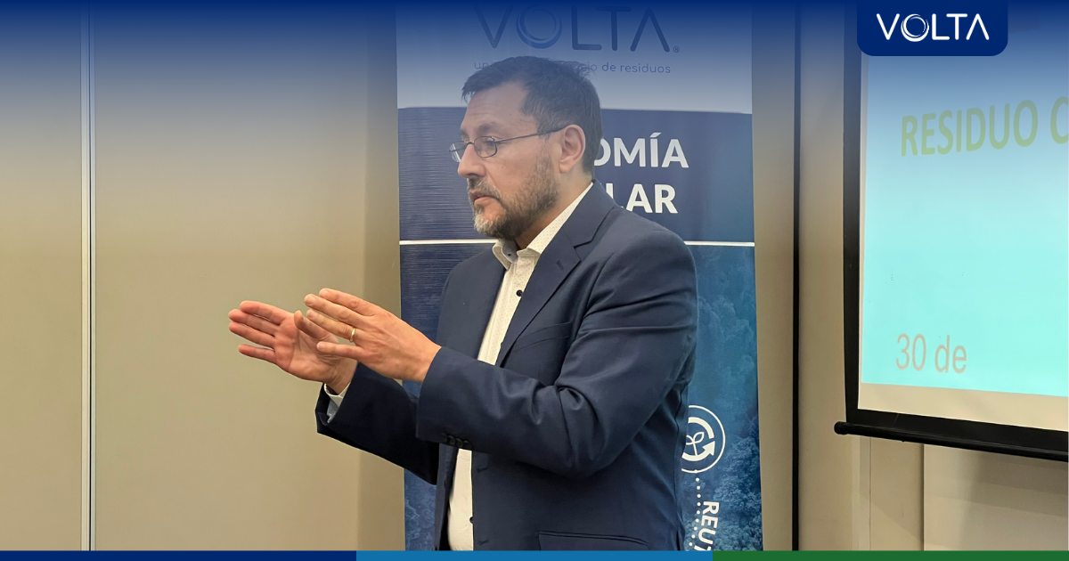 José Antonio Jara de AENOR Chile exponiendo durante la Jornada Camino al Zero Waste sobre auditoría y certificaciones ambientales.