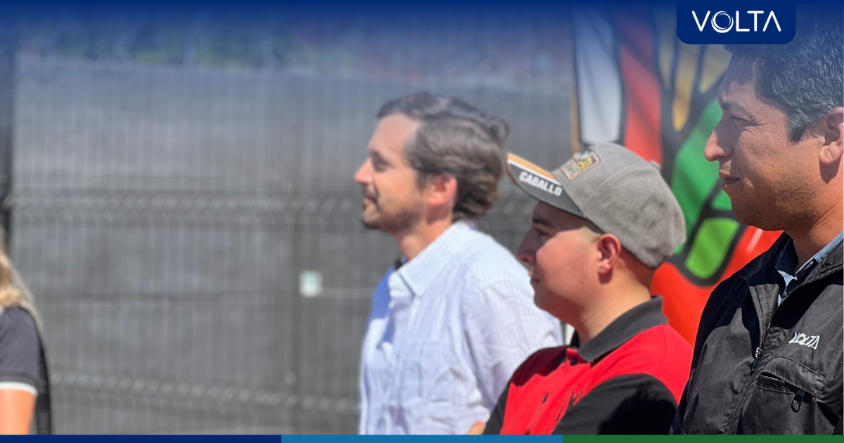 Equipo de VOLTA y Arcos Dorados participando en proyecto de economía circular en huerto urbano