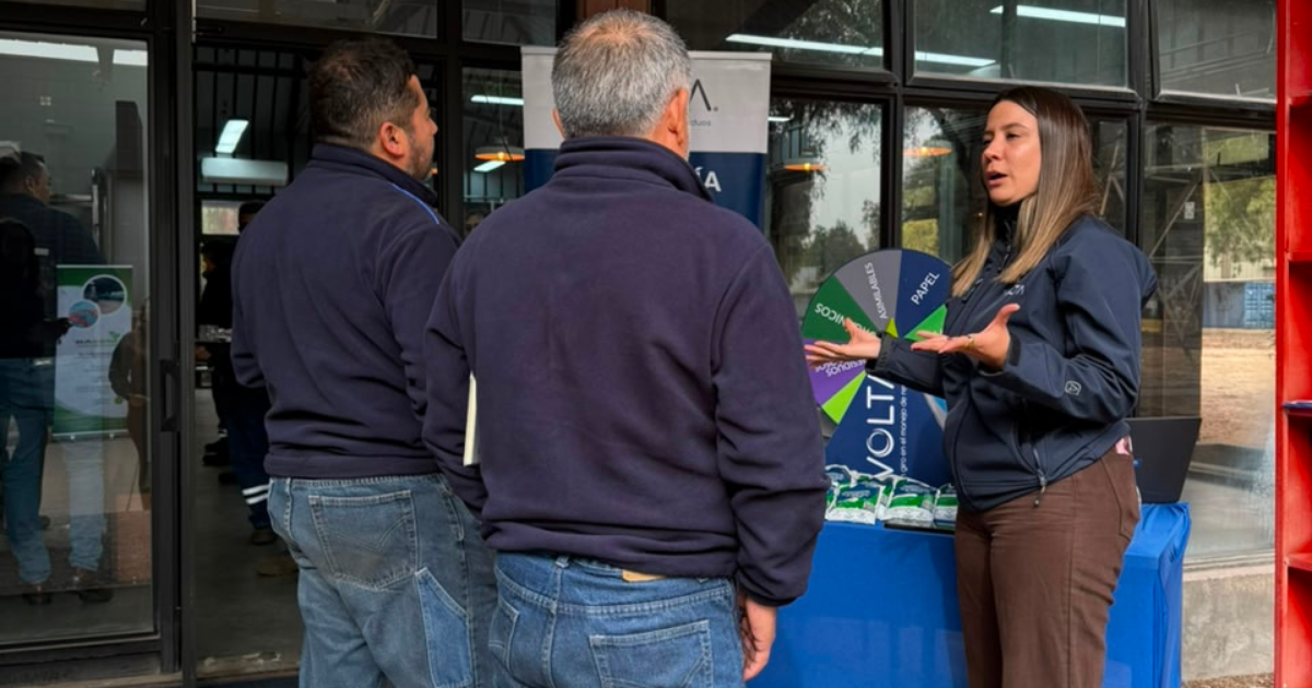 Equipo de VOLTA compartiendo buenas prácticas de sostenibilidad y reciclaje.