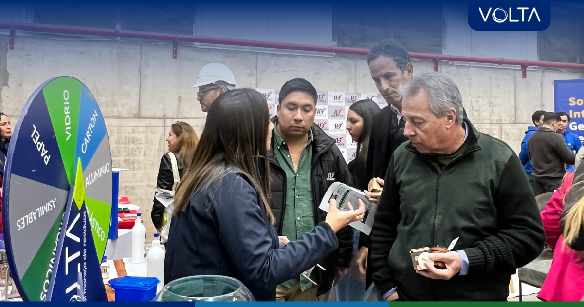 Asistentes participan en jornada de educación ambiental y reciclaje impartido por VOLTA.